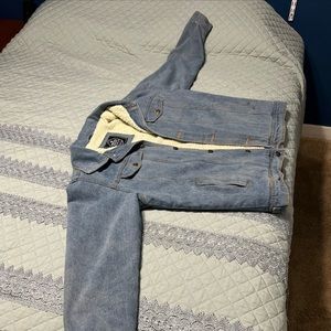 Jean jacket with warm like wool to keep you warm!
